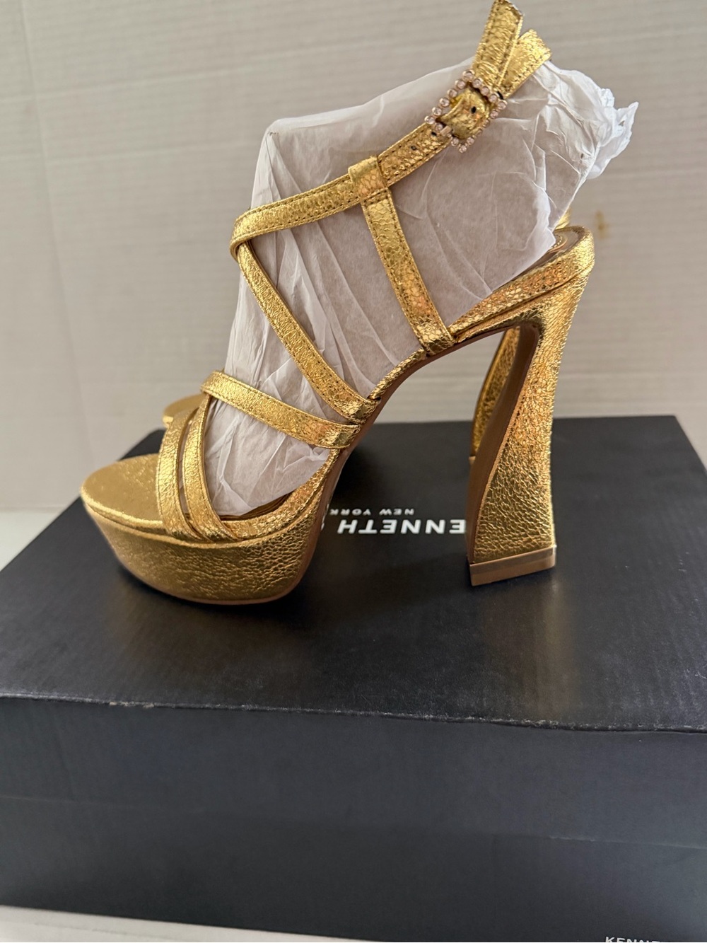 Kenneth Cole NY Allen Gold Strappy Platform Heels party shoes Sandals 6 NEW